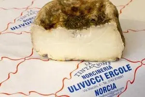 Pecorino di fossa con buccia edibile