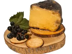 Pecorino con vinacce