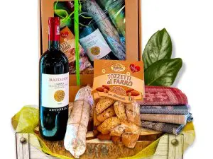 Confezione regalo Pasqua vino salame e biscotti