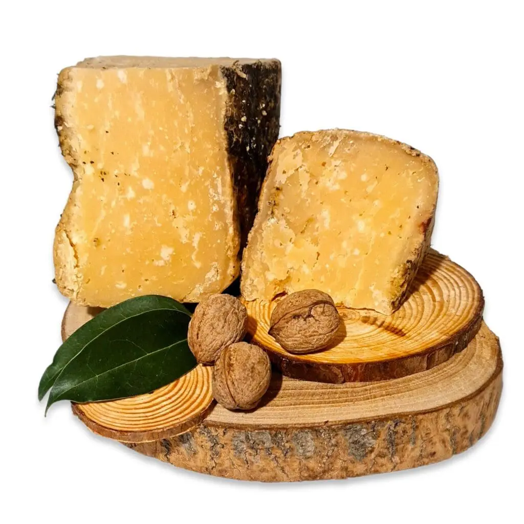 Pecorino stagionato in fossa con buccia edibile