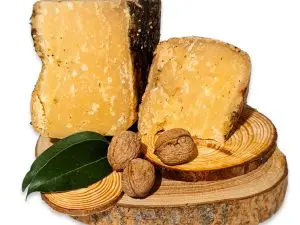 Pecorino stagionato in fossa con buccia edibile