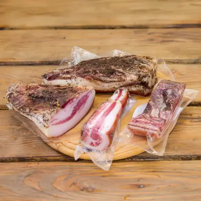 fette di guanciale su tavolo legno