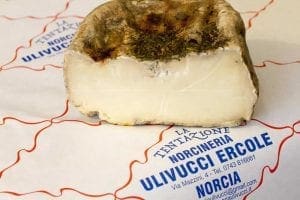 Pecorino di fossa con buccia edibile
